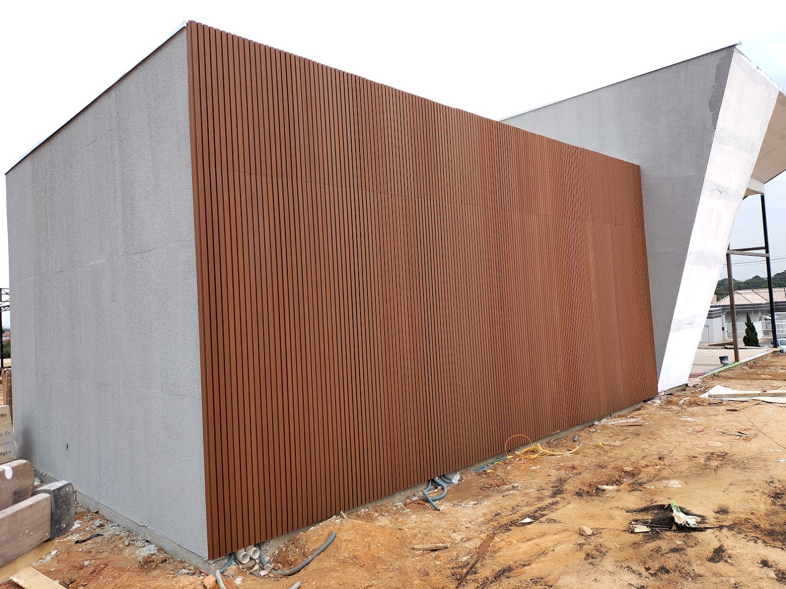 Fachada ripada em WPC